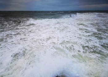 E furtună pe mare cu valuri de 7 metri în larg