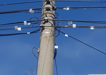 Primăria cere eliminarea de urgență a surplusurilor de cablu de pe stâlpii de iluminat