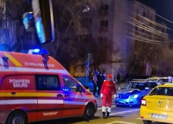 O autospecială SMURD, lovită de un autoturism