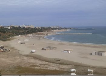 Semne bune vara are? Se caută soluții pentru plajele modernizate, dar goale, și pentru aglomerația din trafic, de pe litoral