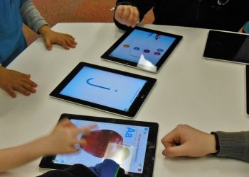 Cernavodă: Toți elevii din oraș primesc tablete școlare, primtr-un program cu fonduri UE 