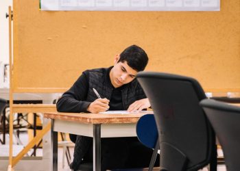 Elevii claselor a XII-a şi a XIII-a de liceu încep probele din cadrul simulării examenului de bacalaureat