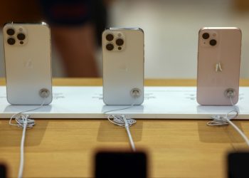 Apple oprește vânzările în Rusia