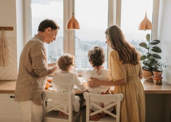 Cum le explicăm copiilor războiul? Specialiștii de la Salvați Copiii fac recomandări