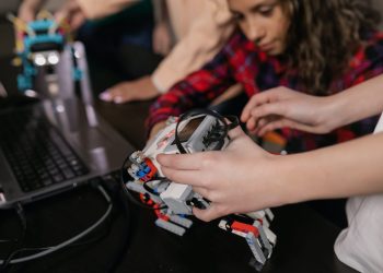 Constanța: 49 de elevi s-au calificat la olimpiada județeană și națională de informatică și robotică