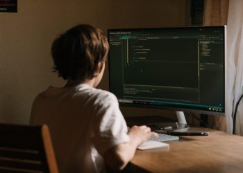 „Hackerii Albi” de la Ovidiu, calificare în etapa finală a „Concursului de inovație tehnică și it DaVinci”