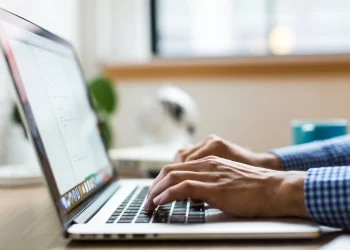 V-ați poticnit la autorecenzare? INS vine cu lămuriri