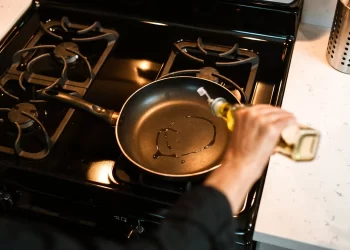 Uleiul de floarea soarelui, mai scump în ultimele trei luni. Scumpirile pot fi rezultatul războiului din Ucraina