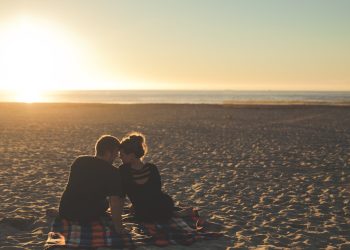 Contrariile se atrag? Ce spun psihologii