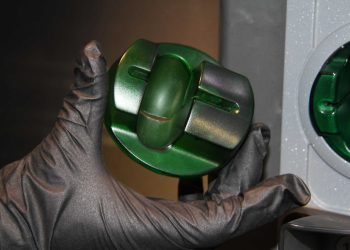 Zeci de români, cercetați pentru clonarea cardurilor de combustibil în benzinării din Belgia. Prejudiciul a fost de 400.000 de euro