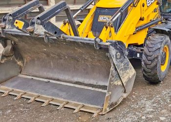 Mamaia: Tamponare între un buldoexcavator și un autoturism