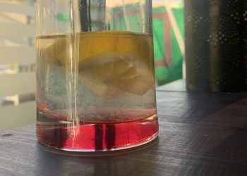 De ce este bine să consumi un pahar cu apă caldă dimineața?