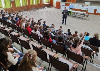 Informare și prevenire. Polițiștii, față-n față cu elevii de la Liceul „Lucian Blaga”