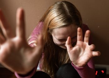 Galaţi: Un profesor a fost trimis în judecată pentru agresiune sexuală asupra unei minore