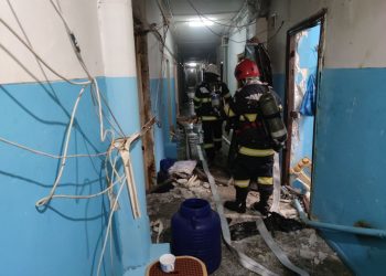 Zeci de persoane evacuate și alte trei spitalizate, în urma unor incendii izbucnite azi noapte, în două apartamente din Constanța