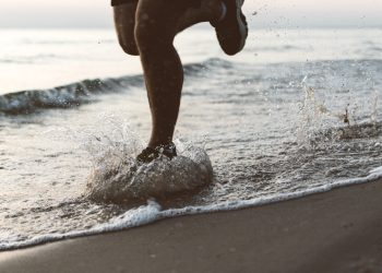 La 69 de ani, va alerga în toate județele țării într-un maraton dedicat Centenarului Încoronării