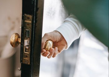 Tânăr din Valea Teilor, arestat după ce a jefuit două locuințe