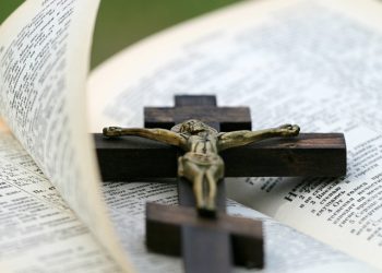 Biblioteca Județeană Constanța: Masă rotundă despre însemnătatea Patimilor și a Învierii