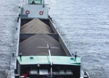 ANR: Cauzele scufundării barjei încărcată cu cărbune vor fi stabilite după descărcarea mărfii și ranfluare