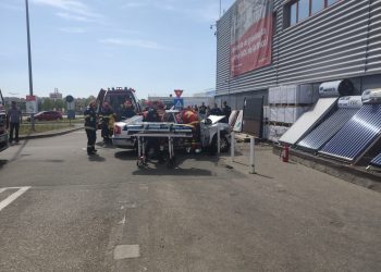Constanța: A intrat cu mașina într-un stâlp din parcarea unui magazin de bricolaje