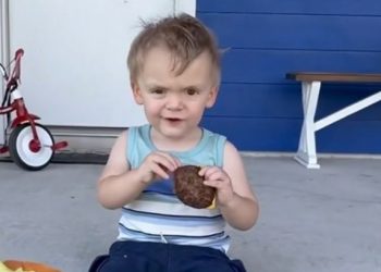 Un copil de 2 ani a comandat zeci de hamburgeri cu livrare la domiciliu