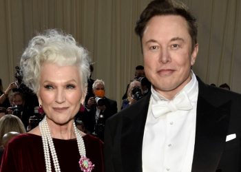 Elon Musk, prima apariție de când a cumpărat Twitter. A fost alături de mama sa la Met Gala