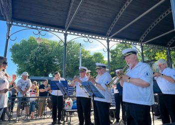 Seri de neuitat la malul mării, în acordurile Fanfarei Muzica Apelor