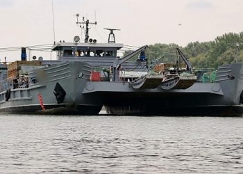 Un bac fluvial militar acționează de astăzi la Galați
