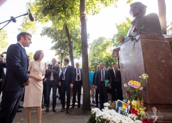 Emmanuel Macron i-a adus un omagiu poetului Mihai Eminescu în timpul vizitei la Chişinău