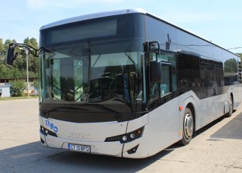 Mai multe linii de autobuze opresc în stația Bulevard