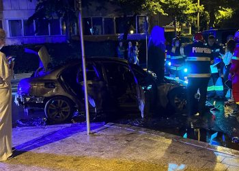 O mașină a luat foc în zona Cazino