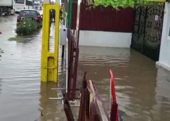 Străzi transformate în râuri, după ploaie, la Valu lui Traian 