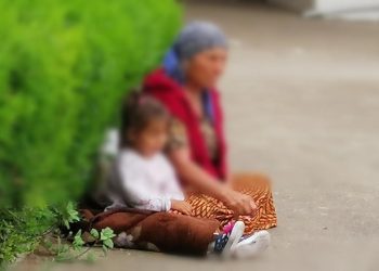 Eforie, fără omenie. Copiii exploatați, salvați doar de ploaie!