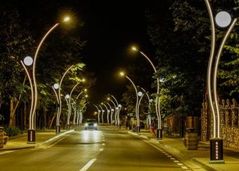 Mangalia: Din toamnă începe îngroparea cablurilor de pe stâlpi