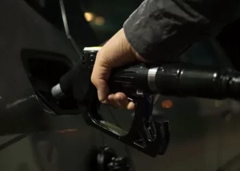 Ordonanța privind reducerea cu 50 de bani a prețului la carburanți intră în vigoare în această noapte