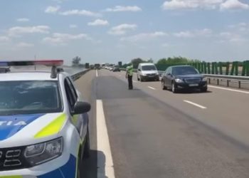 O autoutilitară a luat foc pe Autostrada A2