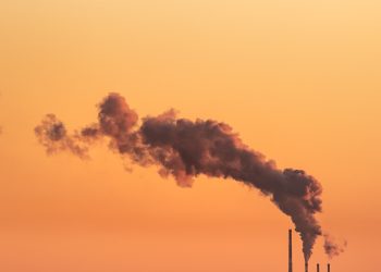 Studiu: Poluarea este asociată cu 10% din cancerele depistate în Europa