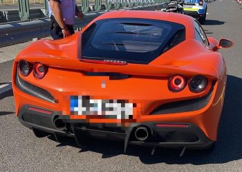 Notă de plată consistentă după ce a „zburat” cu un Ferrari pe o șosea din România 