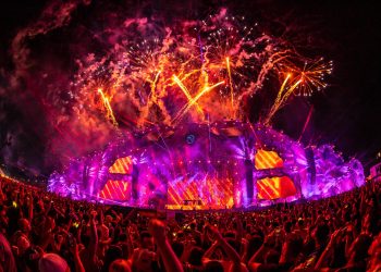 Peste 60.000 de fani ai festivalului Neversea, în prima zi de distracție