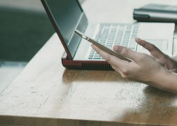 Constanţa: Tânăr reţinut după ce a înşelat 16 persoane, postând anunţuri fictive