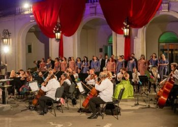 Concert în aer liber pe scena din fața Teatrului Național de Operă și Balet „Oleg Danovski”