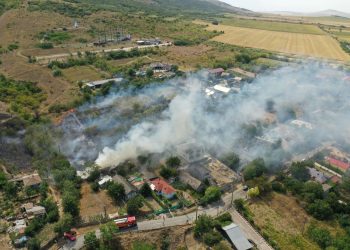 UPDATE -Mahmudia: Mai multe locuințe au luat foc în urma unui incendiu de vegetație uscată (VIDEO)