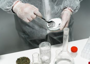 Procurorii DIICOT și polițiștii au descoperit primul laborator de extragere secundară a cocainei din România