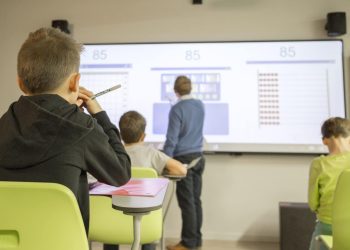 Năvodari: Tehnologie și la școală. Tablete și table interactive pentru elevi 