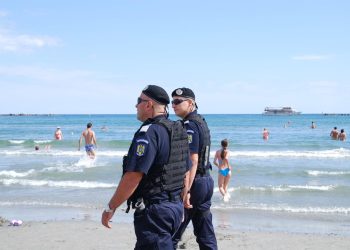 Fetiță rătăcită pe plajă, la Corbu