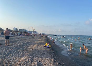 Controale și amenzi în Mamaia Nord și Năvodari pentru nerespectarea zonei destinate celor care vor să stea direct pe nisip