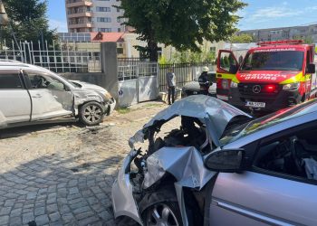 Accident cu 3 mașini implicate, la Tulcea. O persoană a rămas încarcerată
