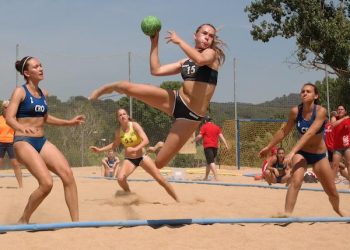 Începe Campionatul Național de Beach Handball
