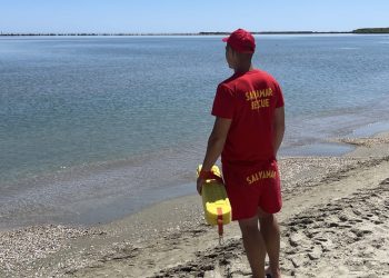 UPDATE: Trei persoane în pericol de înec pe litoral, în această dimineață