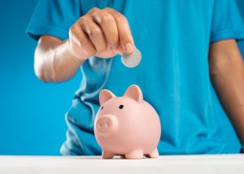 Românii au început să pună bani deoparte pentru zile negre (sondaj)